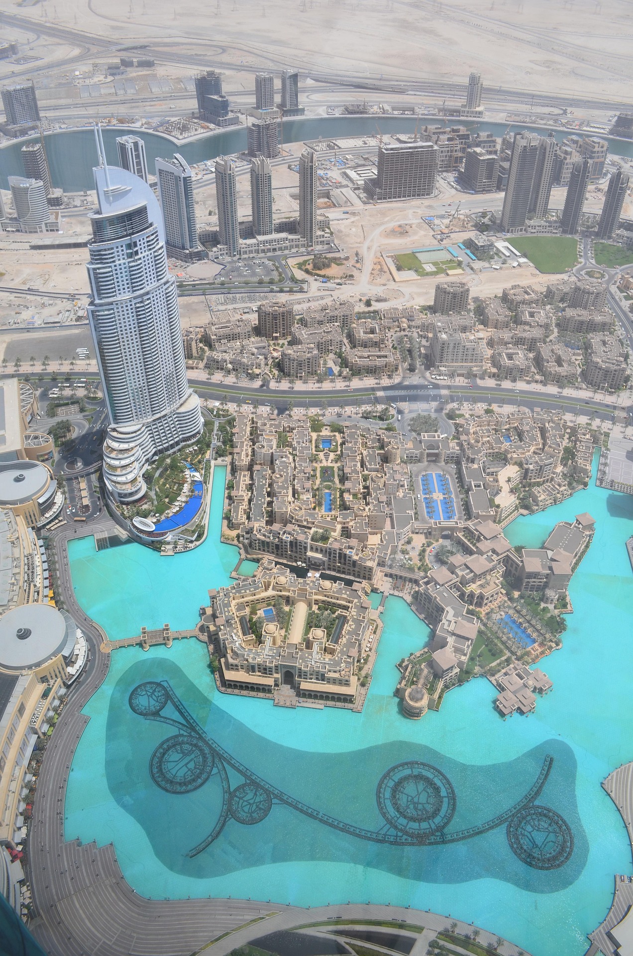 carlosat dubai 2151681 1920